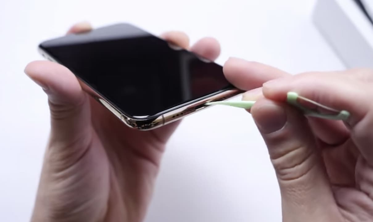 clean-your-iphone-speakers-using-a-toothpick